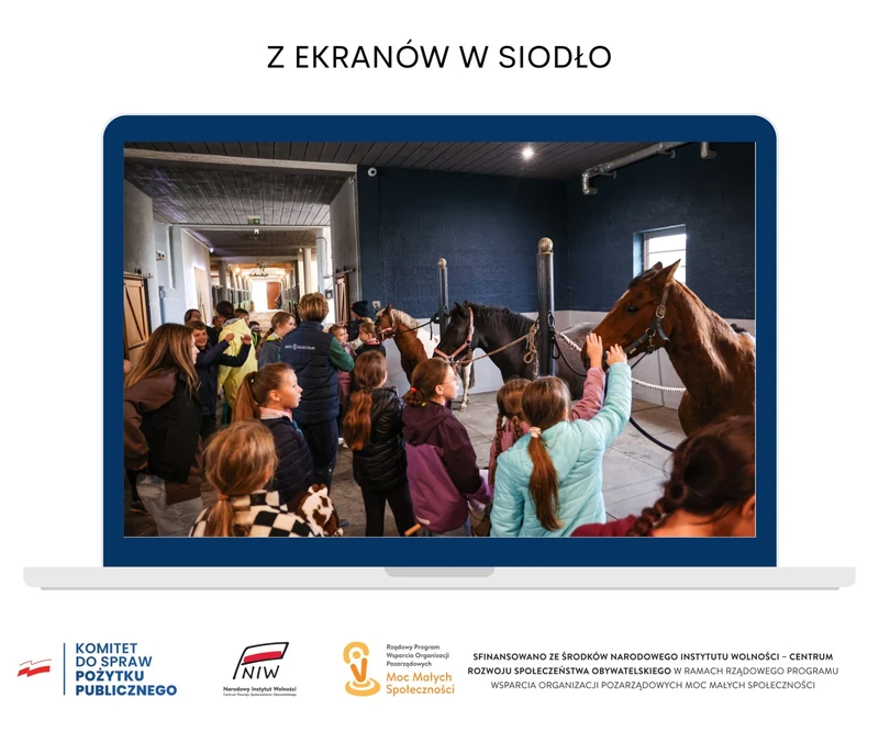 Plakat wydarzenia pokazuje uczestników oglądających film w stajni
