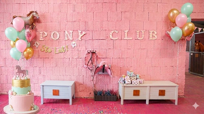 Różowa sala urodzinowa z balonami i napisem Pony Club