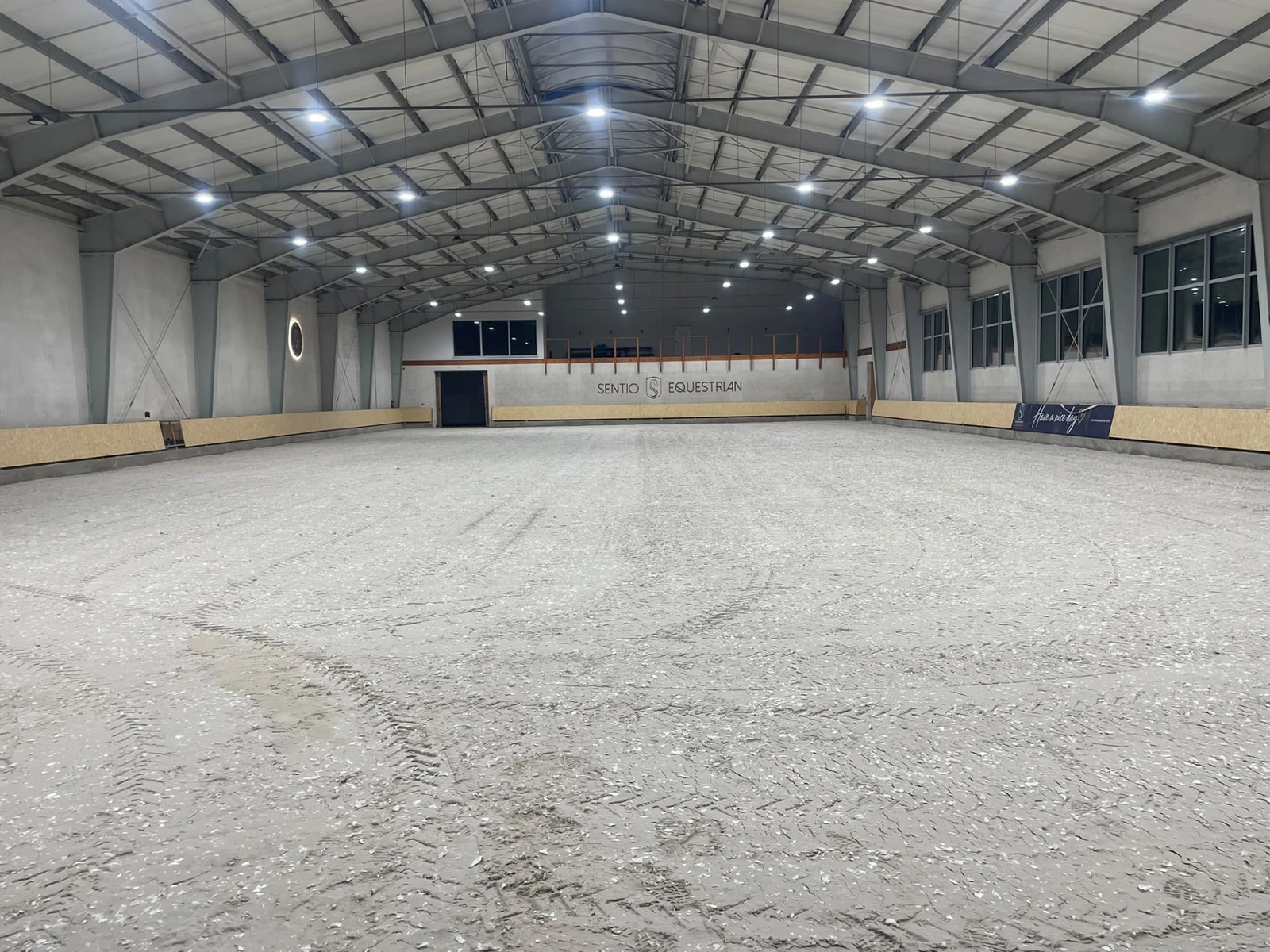 Hala jeździecka Sentio Equestrian po remoncie z profesjonalnym podłożem