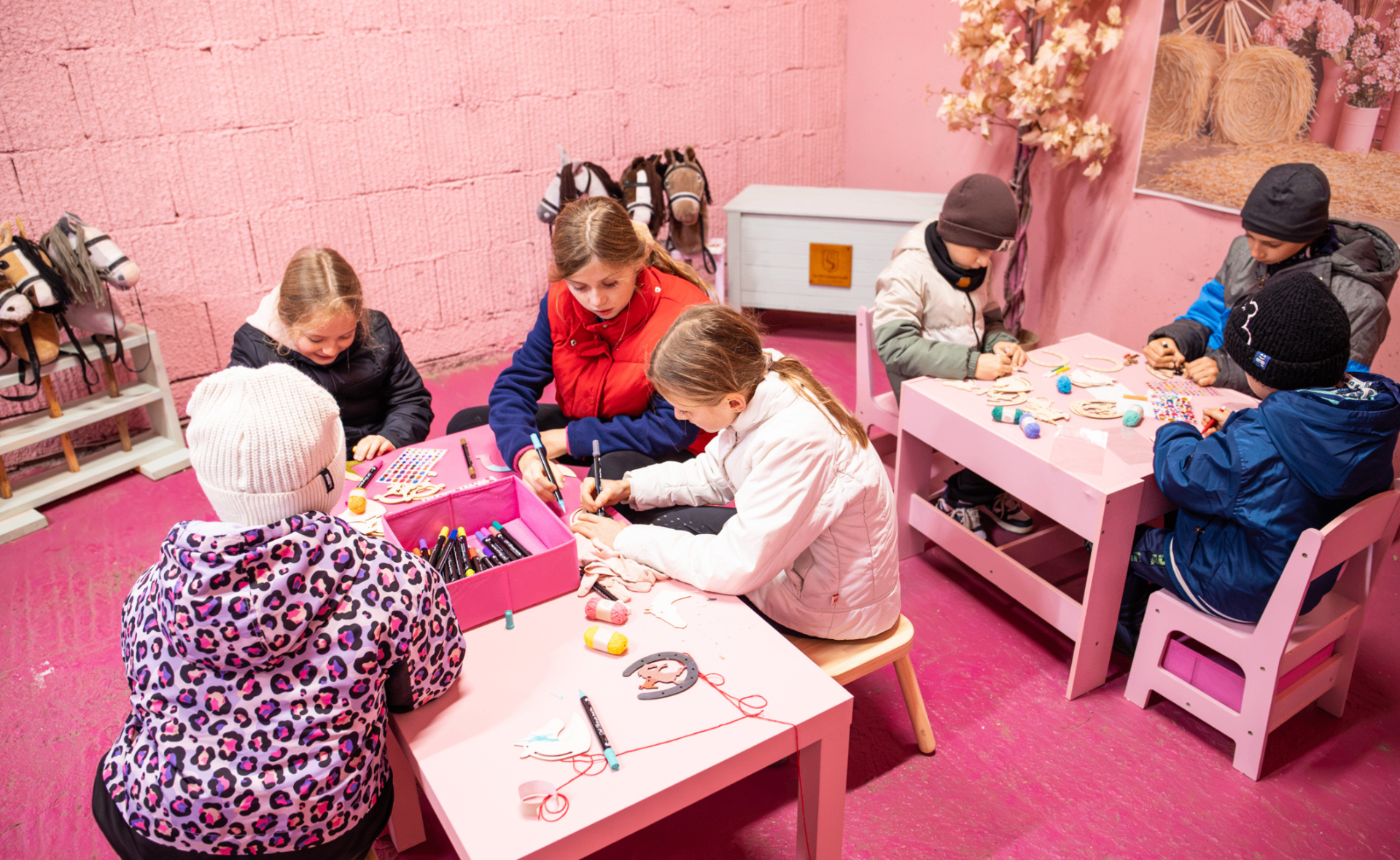 Dzieci podczas warsztatów kreatywnych w Pony Club