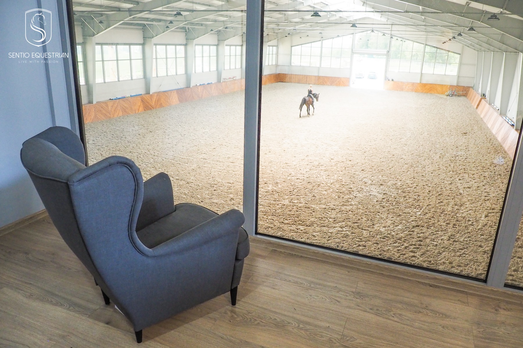 Widok na halę treningową ze strefy odpoczynku