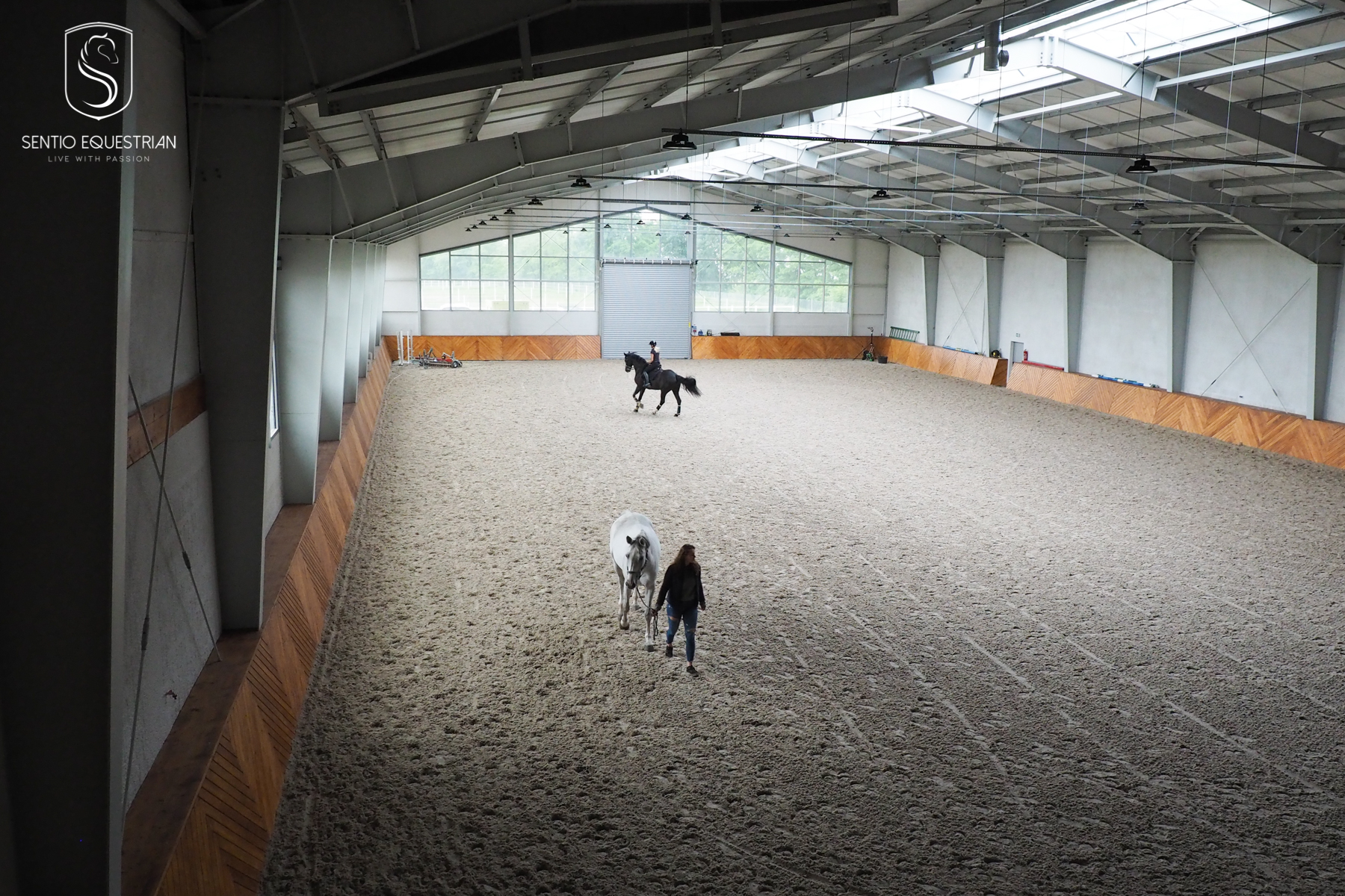Przestronna kryta hala jeździecka