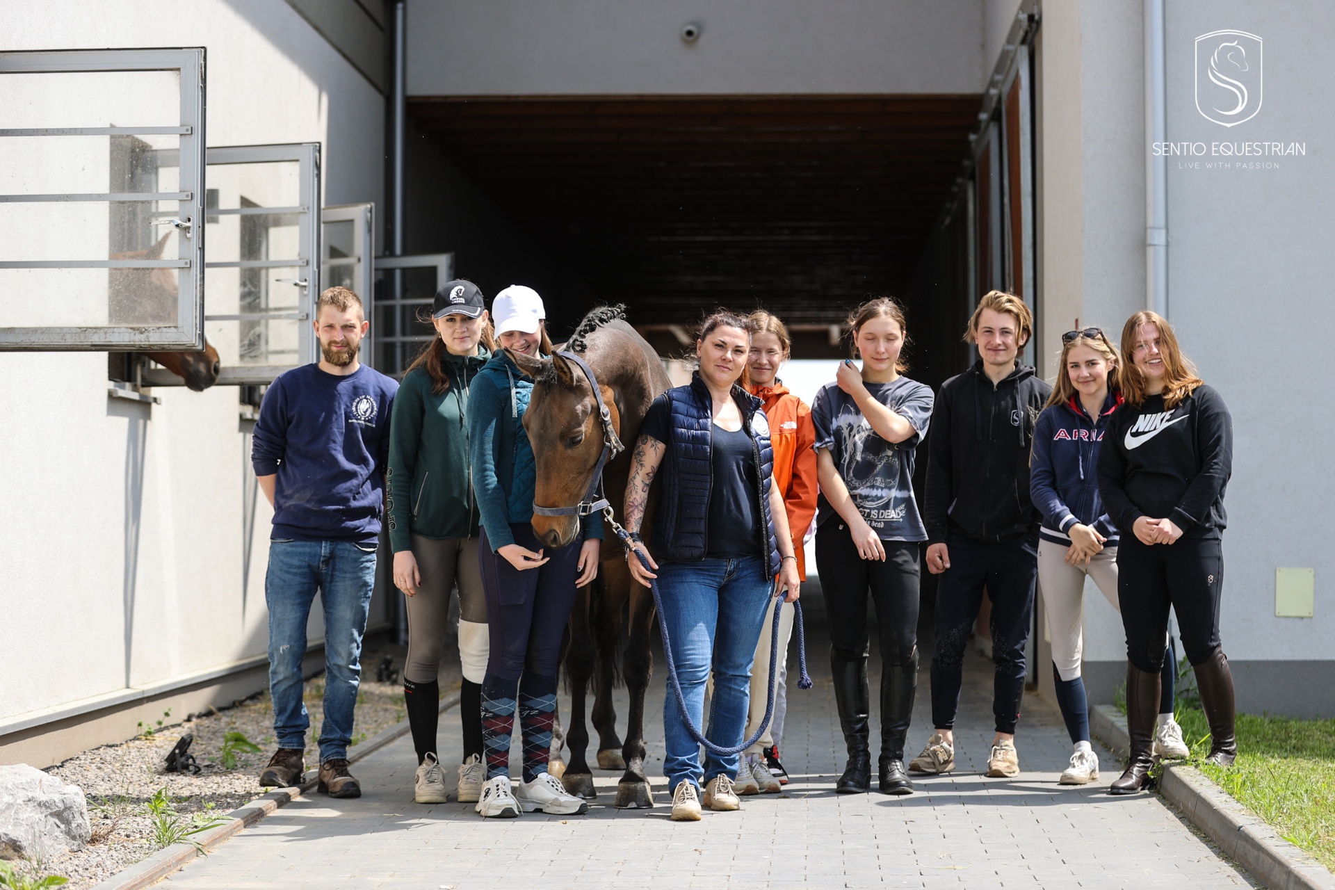 Uczestnicy wydarzenia z koniem